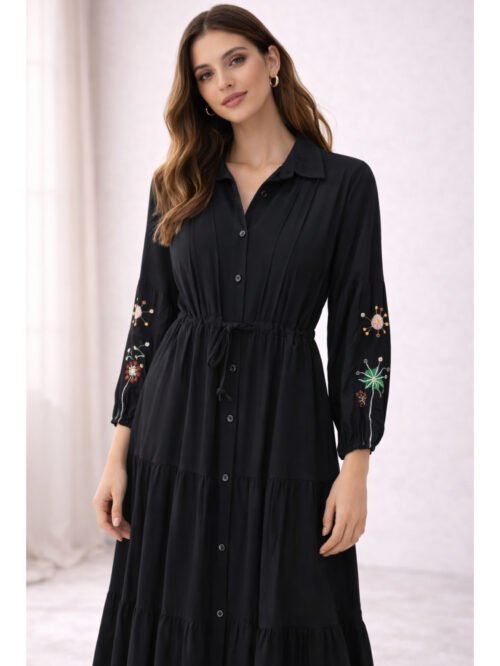 فستان حريمي أسود طويل بأكمام مطرزة – ستايل كاجوال شيك بخصر قابل للربط