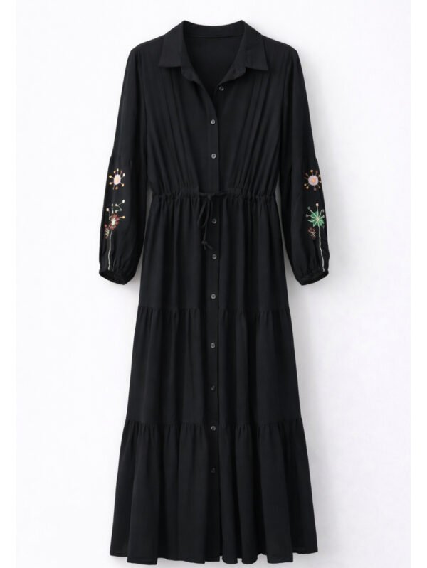 فستان حريمي أسود طويل بأكمام مطرزة – ستايل كاجوال شيك بخصر قابل للربط