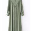 فستان حريمي طويل واسع باللون الزيتي – تصميم مريح بكسرات أنيقة