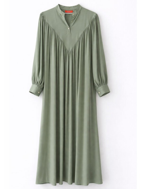 فستان حريمي طويل واسع باللون الزيتي – تصميم مريح بكسرات أنيقة