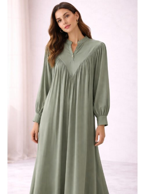 فستان حريمي طويل واسع باللون الزيتي – تصميم مريح بكسرات أنيقة