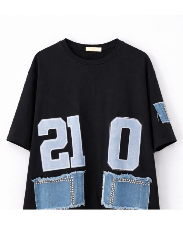 تيشيرت حريمي أسود واسع بطبعات جينز وأرقام – ستايل كاجوال تريندي