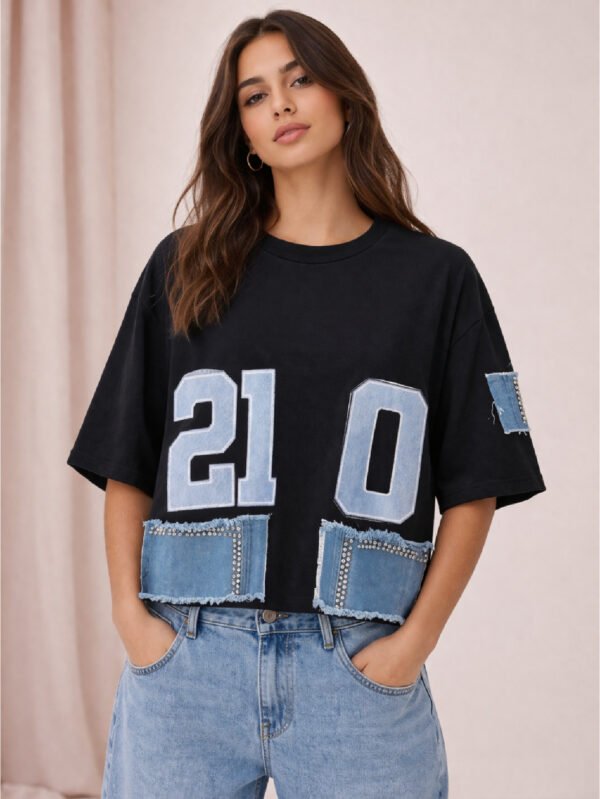 تيشيرت حريمي أسود واسع بطبعات جينز وأرقام – ستايل كاجوال تريندي