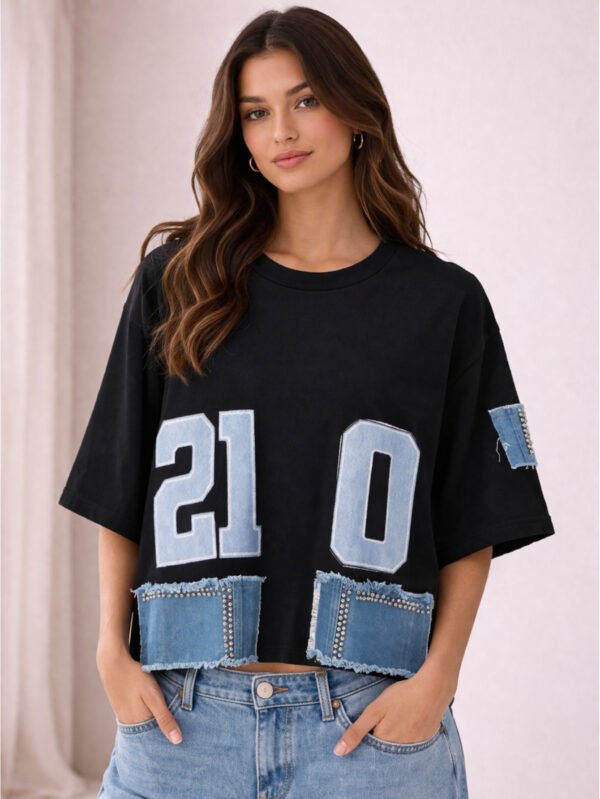 تيشيرت حريمي أسود واسع بطبعات جينز وأرقام – ستايل كاجوال تريندي