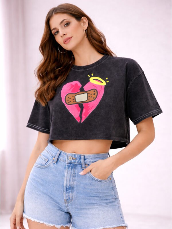 تيشيرت حريمي أسود بطبعة قلب مودرن – ستايل كاجوال تريندي