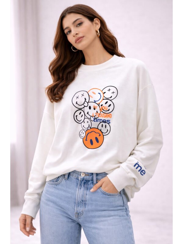 سويت شيرت حريمي بطبعة سمايلي – ستايل كاجوال تريندي