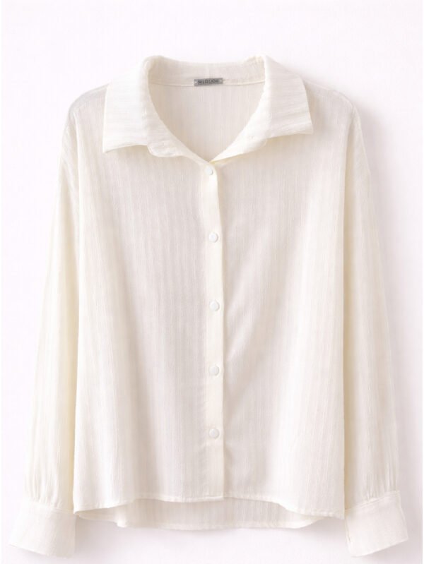 قميص حريمي أبيض بخامة مضلعة – ستايل شيك وناعم