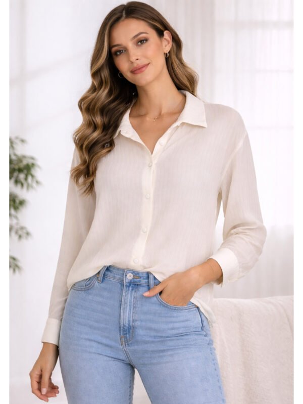 قميص حريمي أبيض بخامة مضلعة – ستايل شيك وناعم