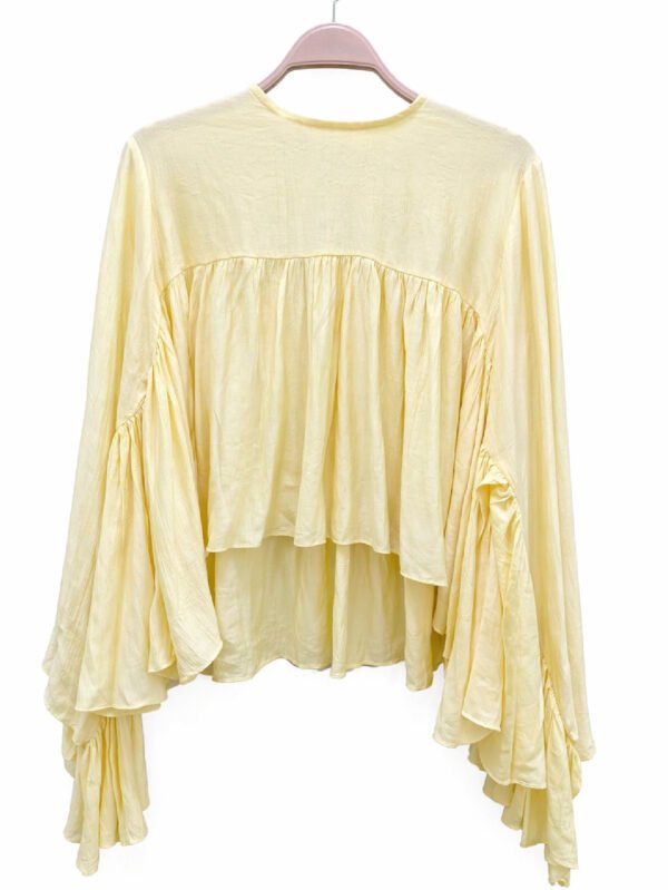 بلوزة حريمي بستايل ناعم وانثوي