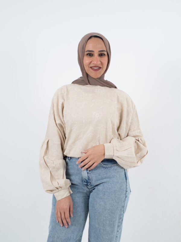 بلوزة حريمي أنيقة مطرزة – لون أوف وايت ستايل ناعم