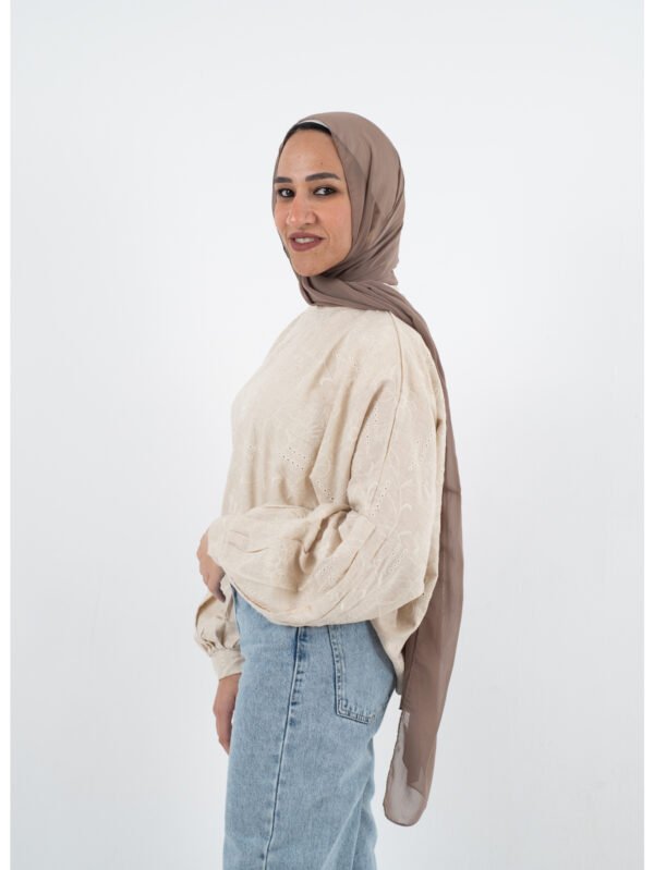 بلوزة حريمي أنيقة مطرزة – لون أوف وايت ستايل ناعم
