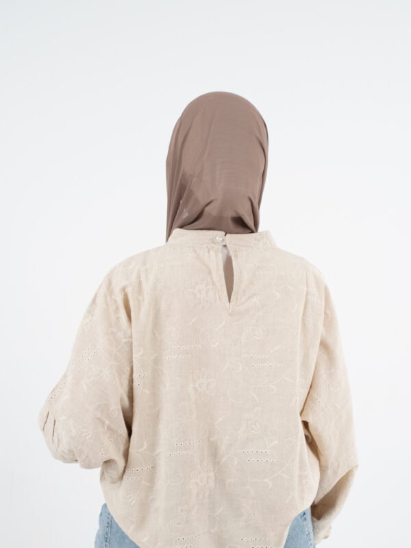 بلوزة حريمي أنيقة مطرزة – لون أوف وايت ستايل ناعم