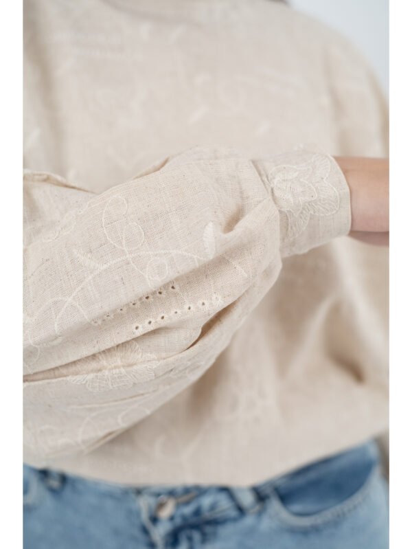 بلوزة حريمي أنيقة مطرزة – لون أوف وايت ستايل ناعم