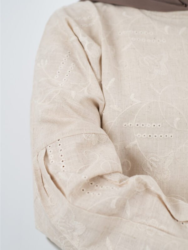 بلوزة حريمي أنيقة مطرزة – لون أوف وايت ستايل ناعم