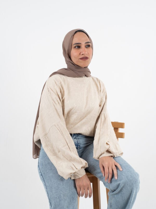 بلوزة حريمي أنيقة مطرزة – لون أوف وايت ستايل ناعم