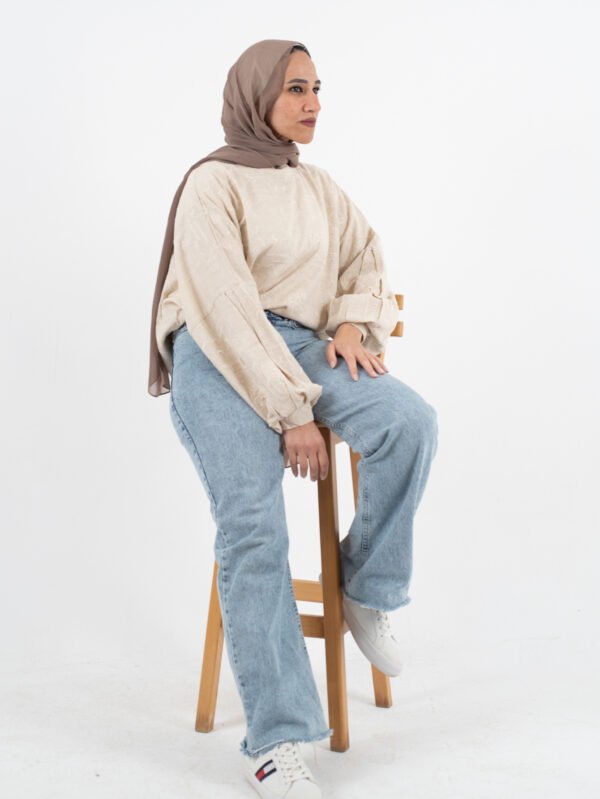 بلوزة حريمي أنيقة مطرزة – لون أوف وايت ستايل ناعم