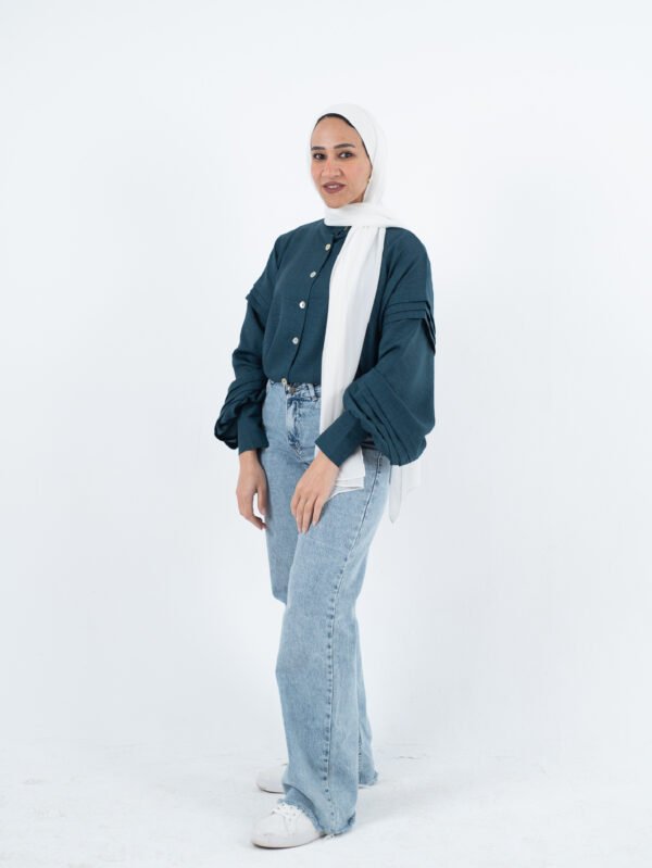 بلوزة حريمي أنيقة بأزرار – لون أخضر بترولي ستايل عصري