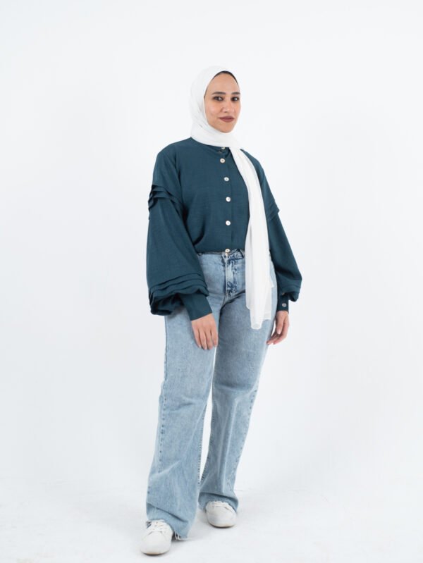 بلوزة حريمي أنيقة بأزرار – لون أخضر بترولي ستايل عصري