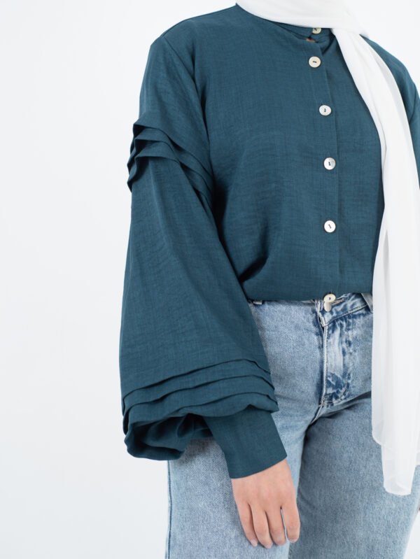 بلوزة حريمي أنيقة بأزرار – لون أخضر بترولي ستايل عصري