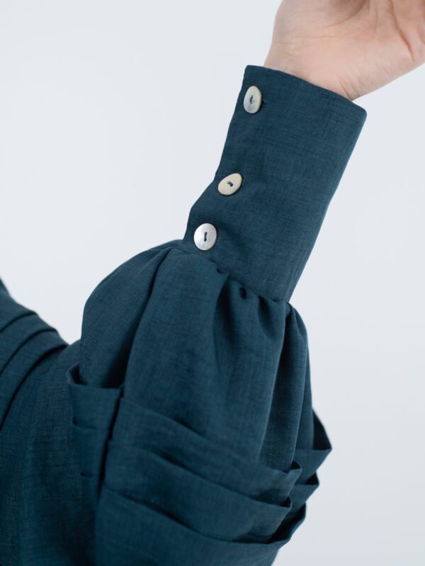 بلوزة حريمي أنيقة بأزرار – لون أخضر بترولي ستايل عصري