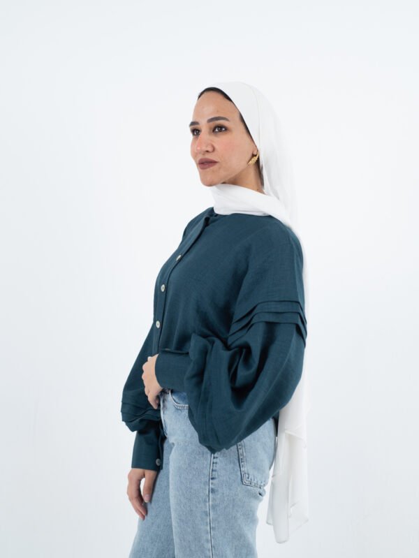 بلوزة حريمي أنيقة بأزرار – لون أخضر بترولي ستايل عصري