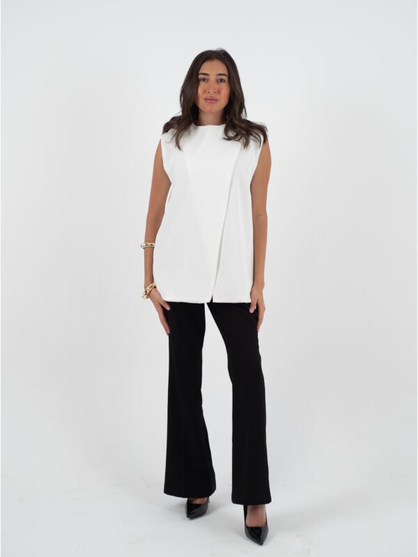 بلوزة حريمي شيك بدون أكمام – بقصة عصرية