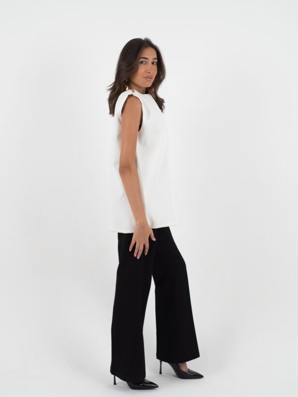 بلوزة حريمي شيك بدون أكمام – بقصة عصرية