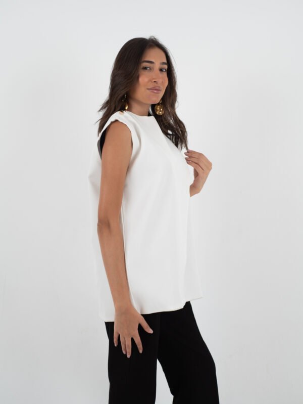 بلوزة حريمي شيك بدون أكمام – بقصة عصرية