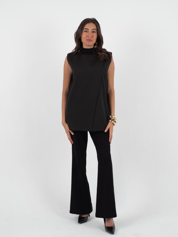 بلوزة حريمي شيك بدون أكمام – بقصة عصرية