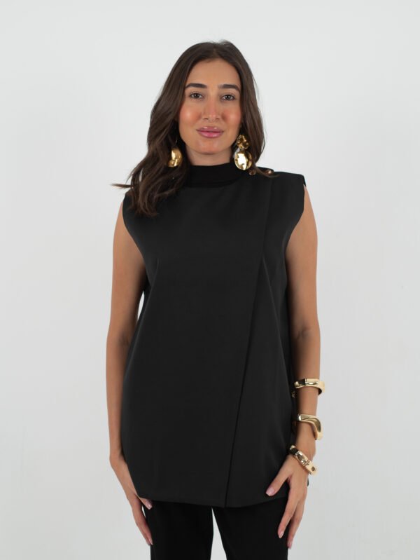 بلوزة حريمي شيك بدون أكمام – بقصة عصرية