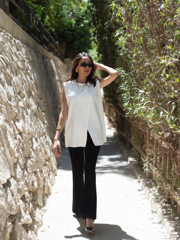 بلوزة حريمي شيك بدون أكمام – بقصة عصرية