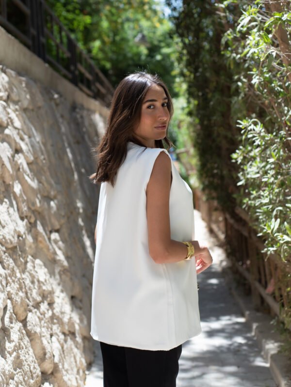 بلوزة حريمي شيك بدون أكمام – بقصة عصرية