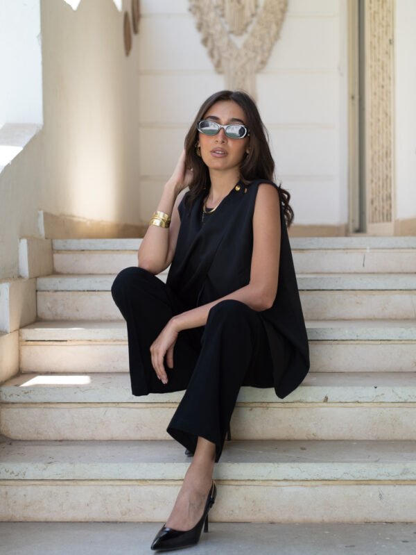 بلوزة حريمي شيك بدون أكمام – بقصة عصرية