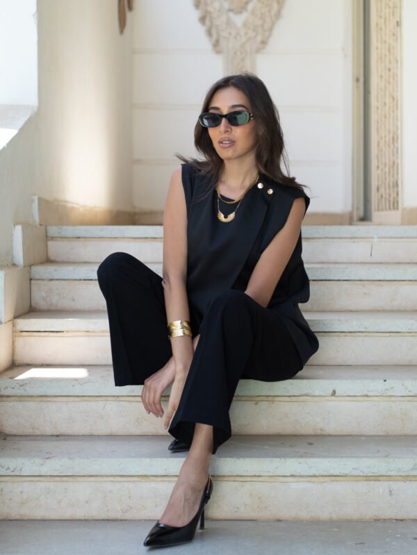 بلوزة حريمي شيك بدون أكمام – بقصة عصرية