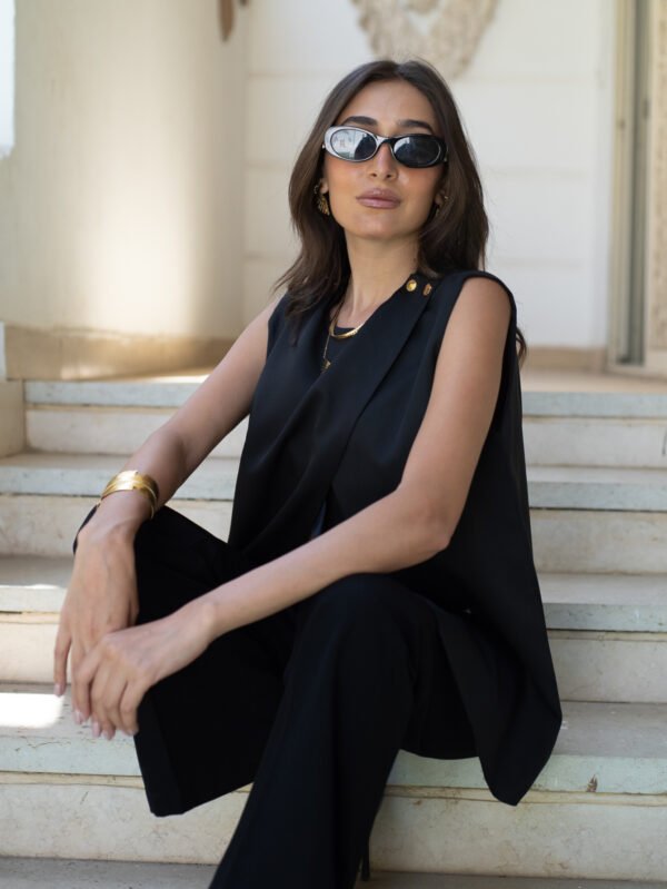 بلوزة حريمي شيك بدون أكمام – بقصة عصرية