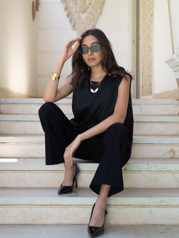 بلوزة حريمي شيك بدون أكمام – بقصة عصرية