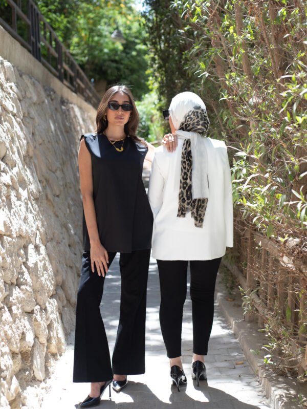 بلوزة حريمي شيك بدون أكمام – بقصة عصرية