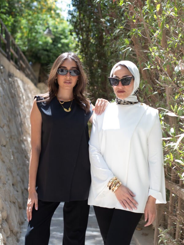 بلوزة حريمي شيك بدون أكمام – بقصة عصرية