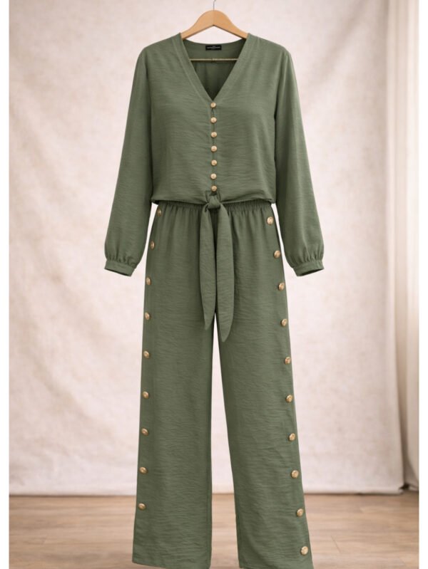 طقم حريمي قطعتين بستايل ناعم بلوزة وبنطلون جيب