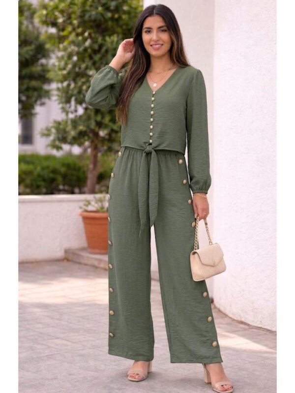 طقم حريمي قطعتين بستايل ناعم بلوزة وبنطلون جيب