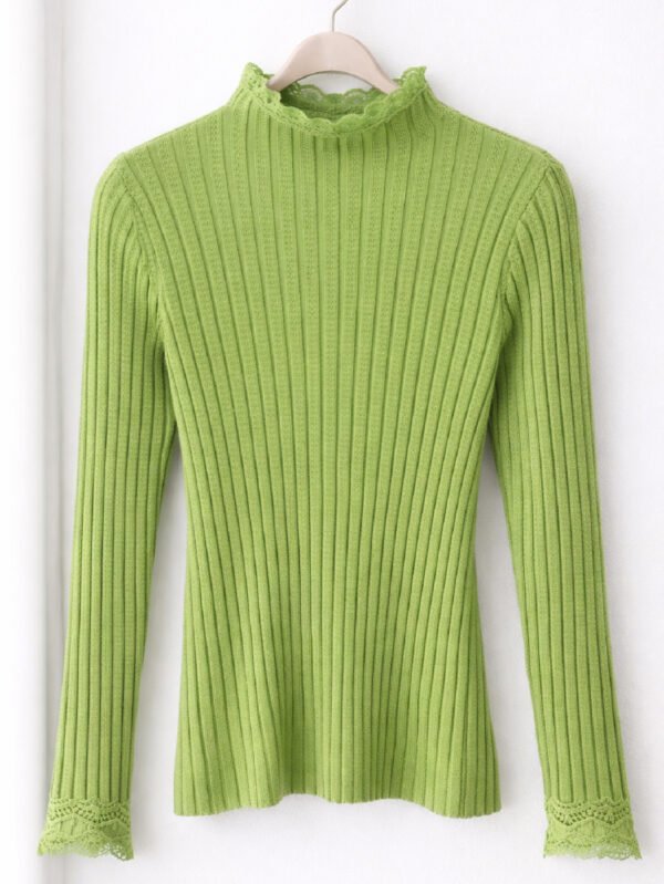 بلوزة حريمي تريكو مضلعة برقبة عالية ودانتيل ناعم علي الرقبة و الاكمام