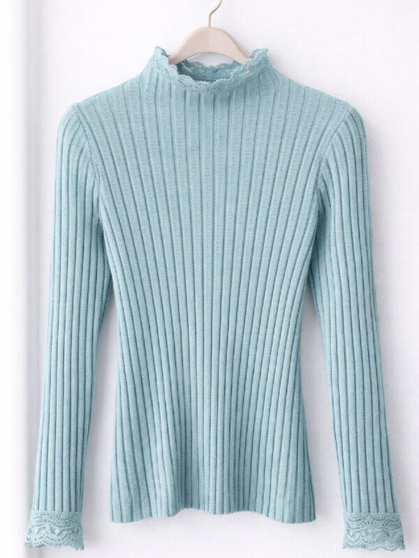 بلوزة حريمي تريكو مضلعة برقبة عالية ودانتيل ناعم علي الرقبة و الاكمام