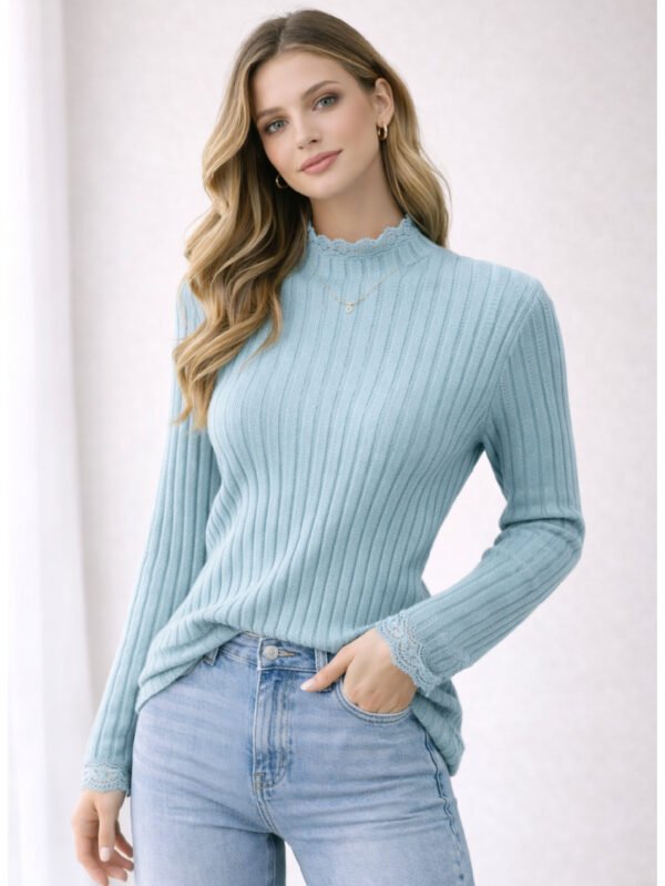 بلوزة حريمي تريكو مضلعة برقبة عالية ودانتيل ناعم علي الرقبة و الاكمام